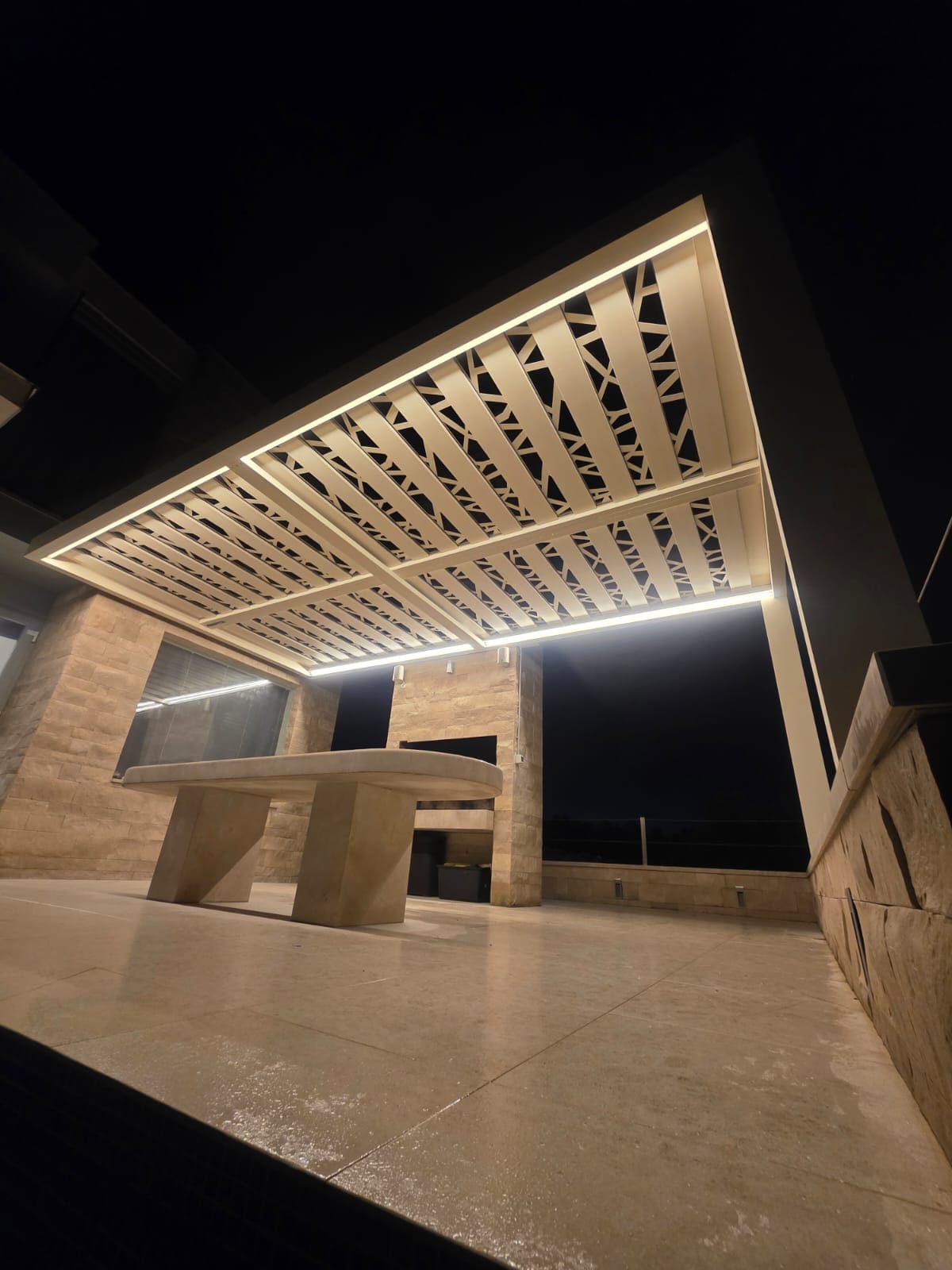 Bioklimatska Pergola - Pogled na otvoreni klizni krov